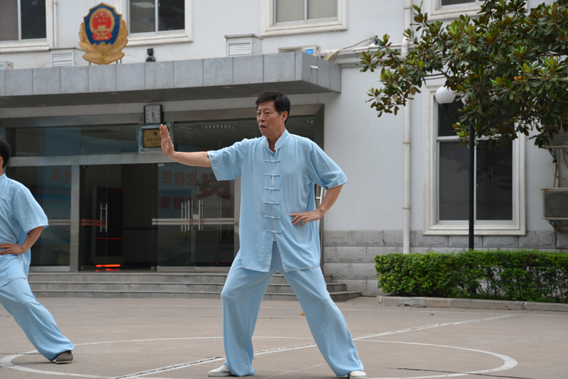 聘請陳式太極拳知名教練教學，開展太極拳興趣小組活動。